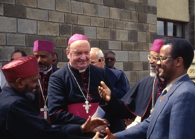 Mons. Nonis in Etiopia nel 2000 con il Cuamm