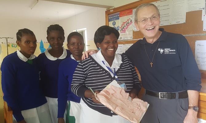 Tosamaganga, Tanzania. Don Dante Carraro con il personale dell'ospedale.