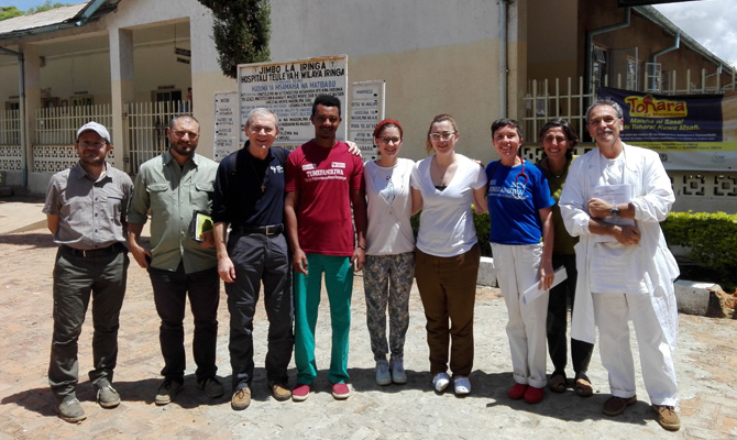 Tosamaganga, Tanzania. Diletta e Melody con don Dante Carraro e lo staff Cuamm dell'ospedale.