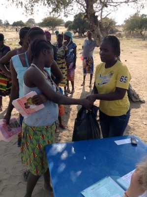 Consegna del kit alimentare alle giovani gestanti, spazio esterno alla casa d’attesa di Chiulo