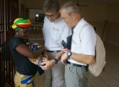 Dr. Paolo Setti Carraro e don Dante Carraro del Cuamm in Sierra Leone