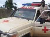 L'autista Bockarie "Kenie" Allieu e la nuova ambulanza in servizio nel distretto di Pujehun - Sierra Leone