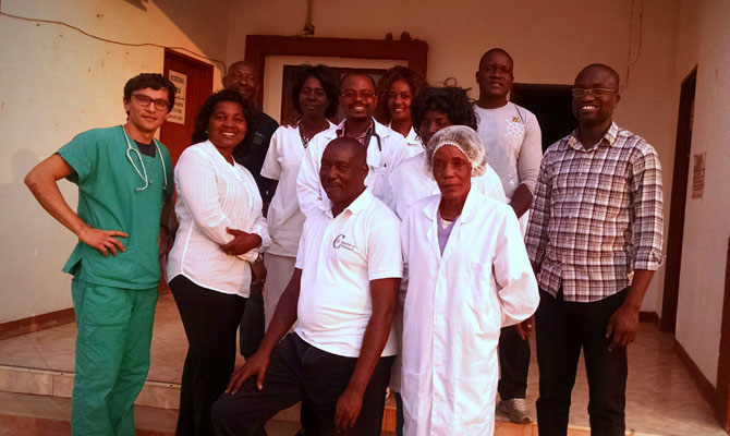 Foto di gruppo al termine del corso di formazione su anestesiologia - Cuamm - Chiulo
