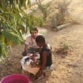 Angola, ospedale di Chiulo. Un medico con l'Africa Cuamm mentre cura un piccolo paziente