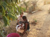 Angola, ospedale di Chiulo. Un medico con l'Africa Cuamm mentre cura un piccolo paziente