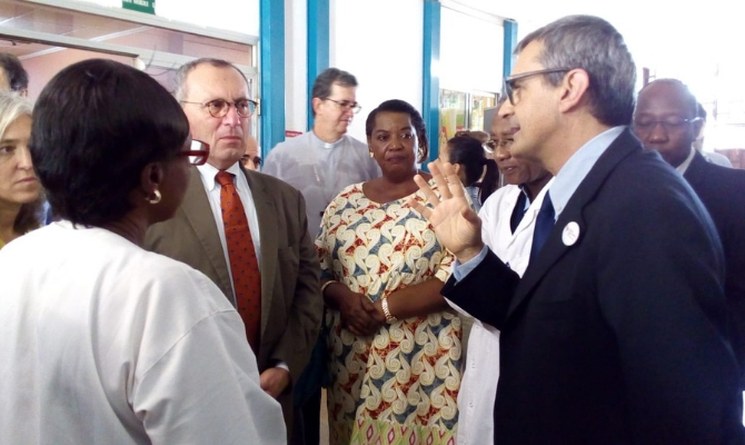 Bangui, Repubblica Centrafricana, 28 novembre 2018. Stefano Manservisi con Fabio Manenti in visita all'Ospedale Pediatrico