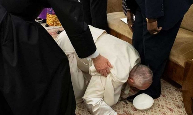 papa francesco in ginocchio per pace sud sudan