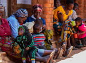 mamme con i loro bambini in tanzania nelle giornate di sensibilizzazione contro la malnutrizione