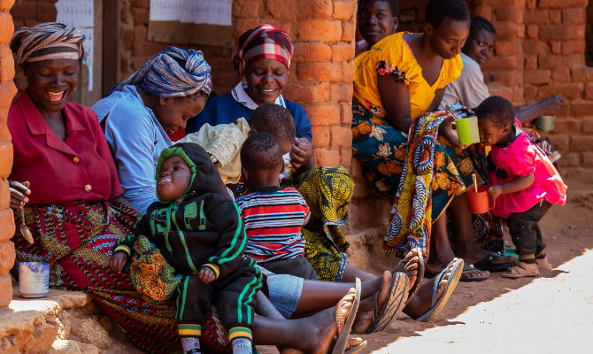 mamme con i loro bambini in tanzania nelle giornate di sensibilizzazione contro la malnutrizione