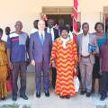 l'ambasciatore italiano e la ministra della sanità in uganda con lo staff di medici con l'africa cuamm