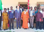 l'ambasciatore italiano e la ministra della sanità in uganda con lo staff di medici con l'africa cuamm