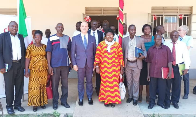 l'ambasciatore italiano e la ministra della sanità in uganda con lo staff di medici con l'africa cuamm