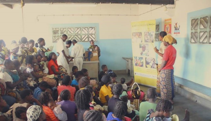 Gli attivisti realizzano un incontro presso un centro di salute per trattare  il tema della corretta nutrizione dei bambini